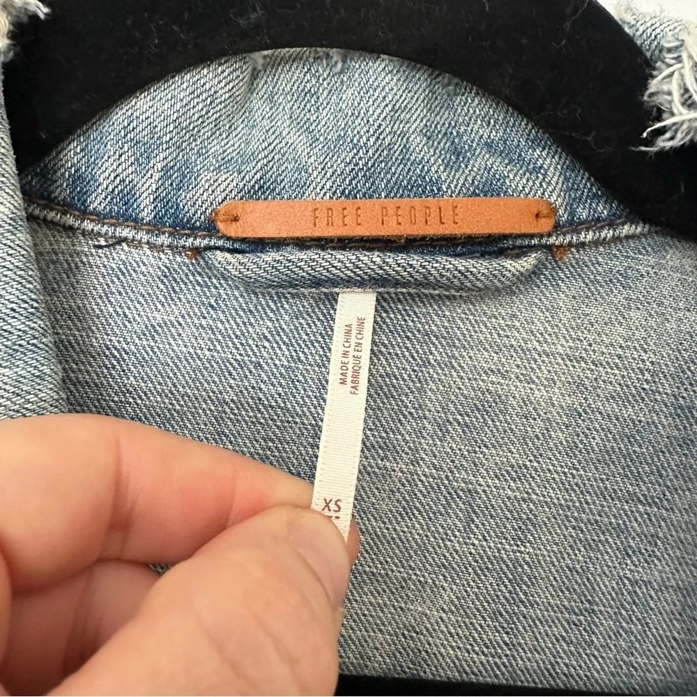 Free People Denim Trucker Jacket Button Front Womens XS Washed Blue